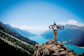 Mit der „3-Länder Summercard Gold – Bike“ haben Gäste Anspruch auf kostenlosen Bike-Transfer und die Nutzung der Gondeln samt Rad. Foto: Daniel Zangerl