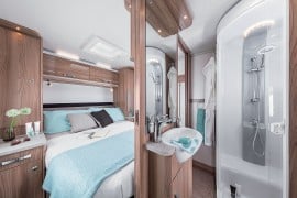 Der neue Cruzer 520 R bietet einen modernen Grundriss mit dem Bad als Raumteiler zwischen Wohnen und Schlafen. Foto: Hersteller