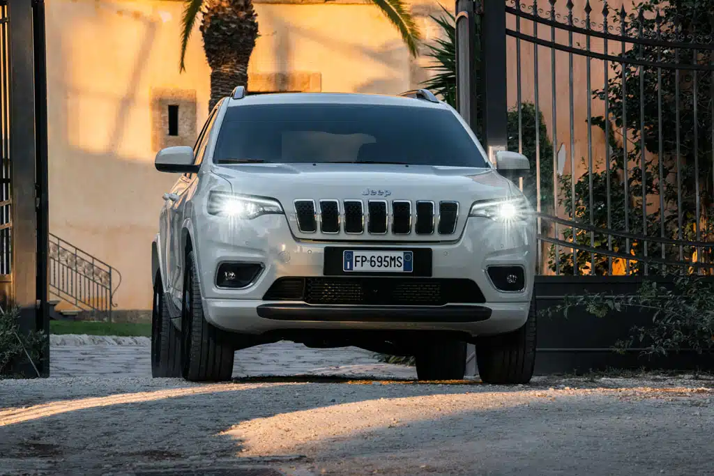 Der neue Cherokee steht ab dem 13. Oktober zu Preisen ab 41.500 Euro beim Jeep-Händler.
