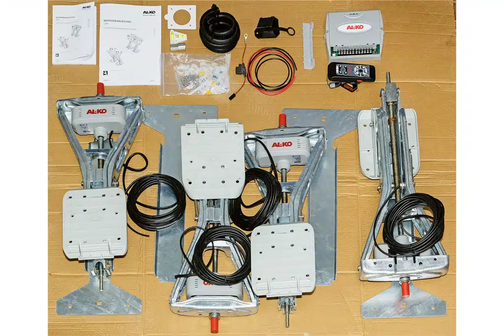 Anbausatz mit den elektrischen Stützen mit Anleitungen nebeneinander angeordnet
