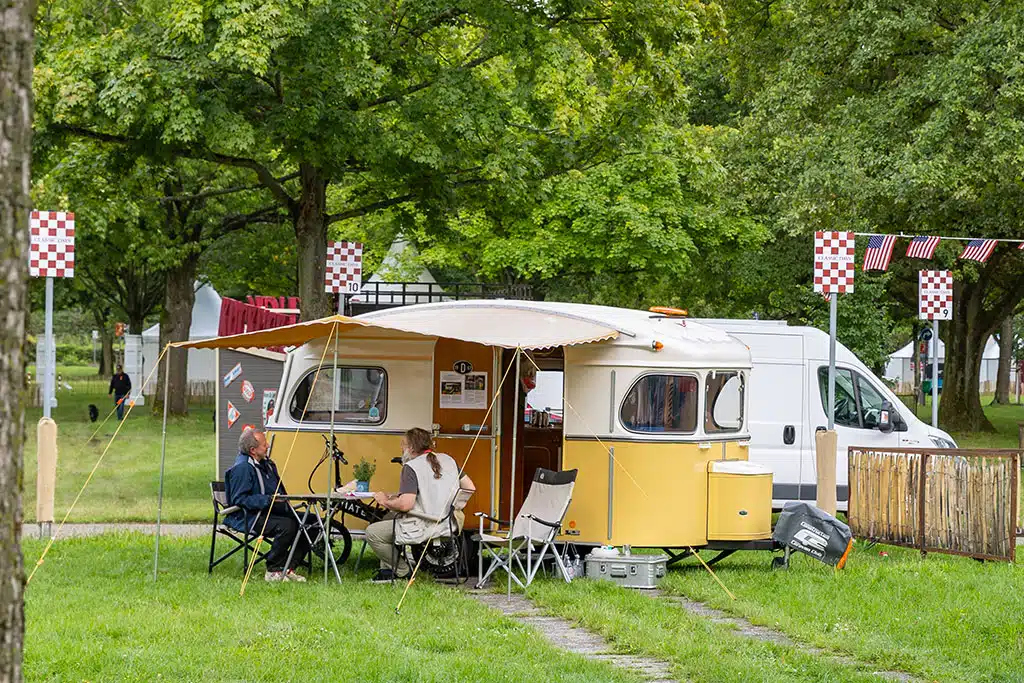 Gelb-weißer Oldtimer Caravan