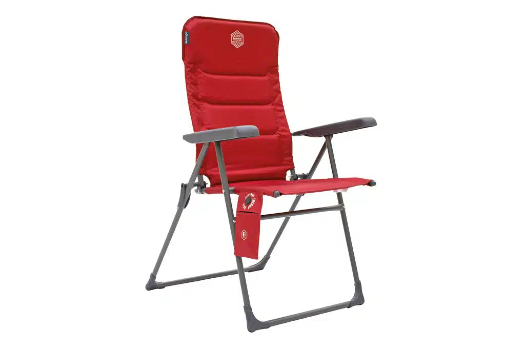 Neue Wintercamping-Ausrüstung: Roter Klappstuhl